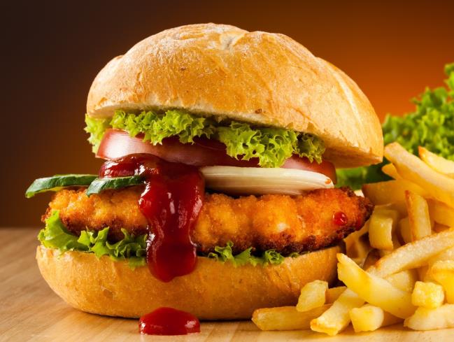 Özel Burger sosu patates kızartması ve yeşillik ile servis edilir
Special Burger Sauce to be served with Chips and greens