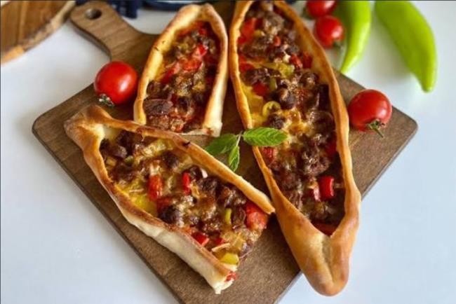 Diced Meat Pide
