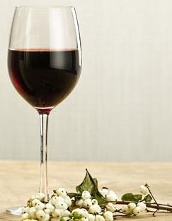 Vinkara Quattro serisinden bardakta kırmızı ve beyaz şarap ve minoj serisinden rose şarap