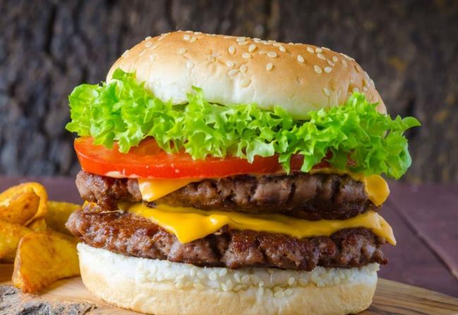 Çift burger etli özel sosu,patates kızartması ve yeşillik ile servis edilir.
Served with chips and greens with Double Burger Meat and Special Burger sauce